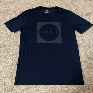Men’s size large Oakley tshirt